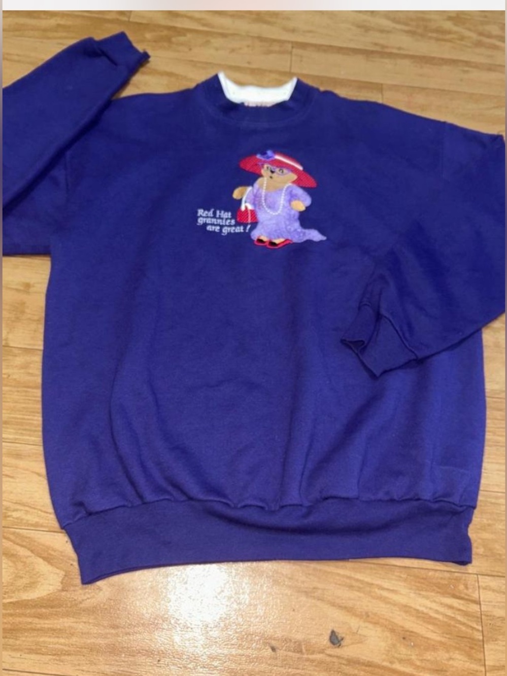 Vintage Purple Pullover Sweatshirt with Red Hat Graphic size L